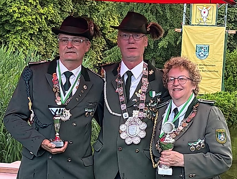 Schützenkönig Dirk I. freut sich mit Ritter Craig und Ritterin Claudia auf das Schützenfest 2027