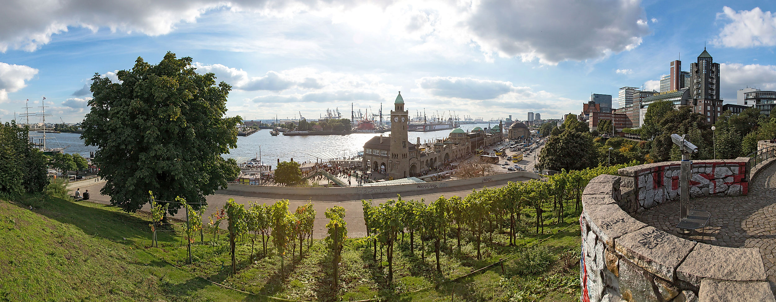 Blick vom Stintfang auf die Hamburger Landungsbrücken