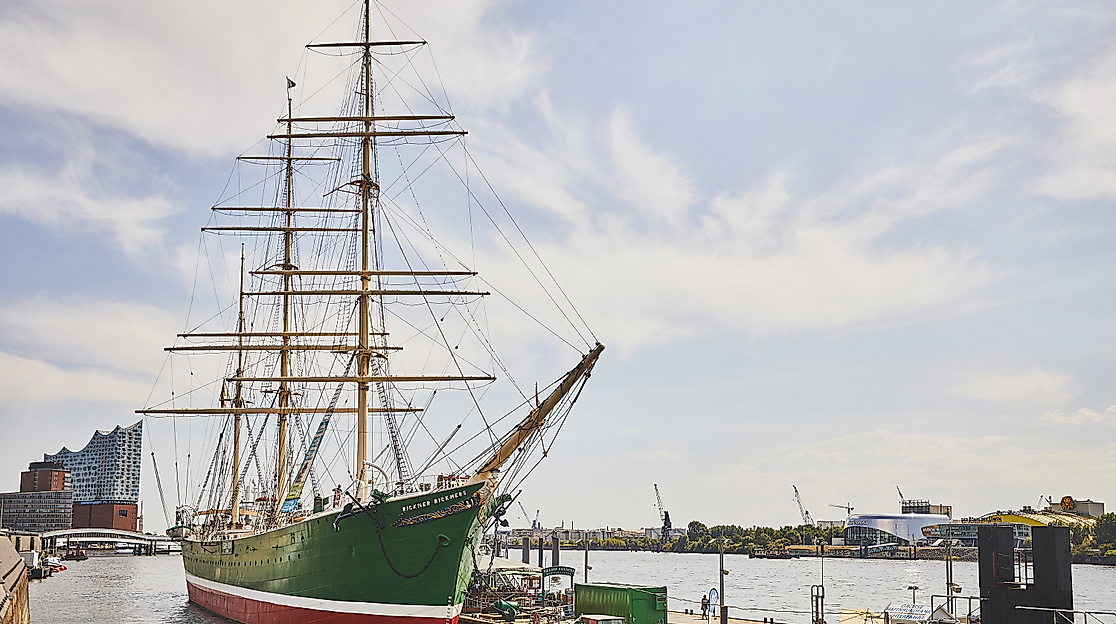 Museumsschiff Rickmer Rickmers am Hamburger Hafen mit Elbphilharmonie im Hintergrund bei sonnigem Wetter