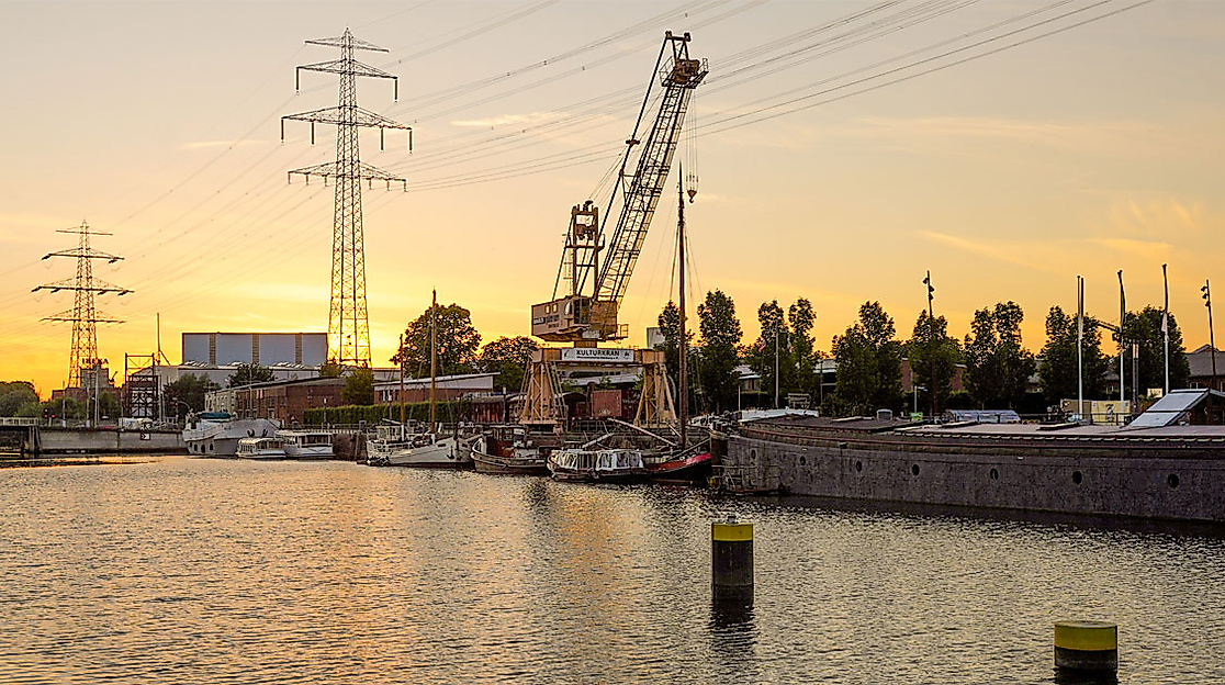 Binnenhafen Hamburg-Harburg bei Sonnenuntergang mit Booten, Wasser und Hafensilhouette im warmen Licht