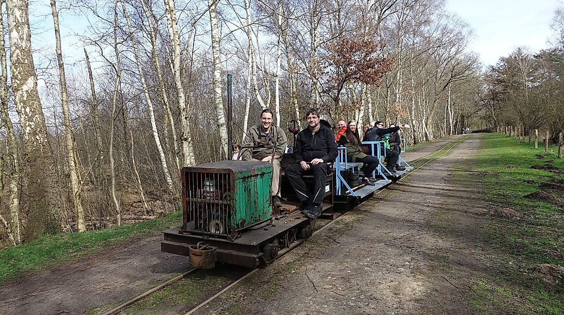 Besucher auf der Torfbahn im Himmelmoor