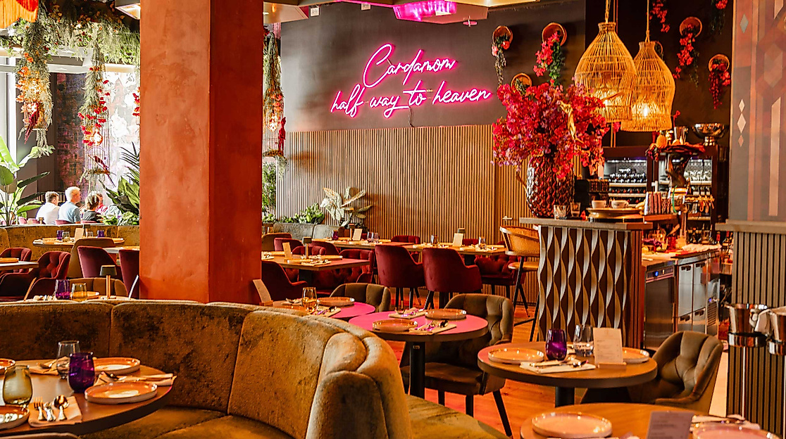 Gemütliche modern indische Einrichtung des Cardamon im Westfield Hamburg