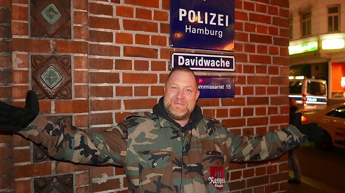 Fabian Zahrt vor der Davidwache