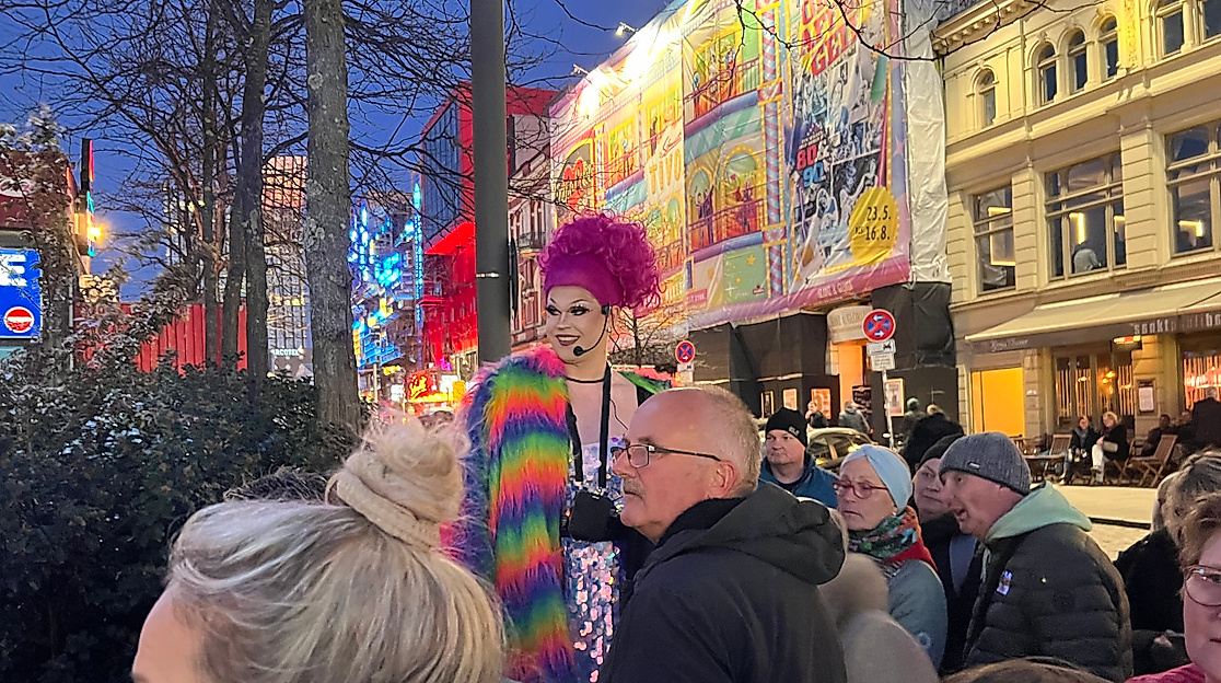 Drag Queen Leona London auf dem Spielbudenplatz mit Kieztour-Gästen – Olivias Safari