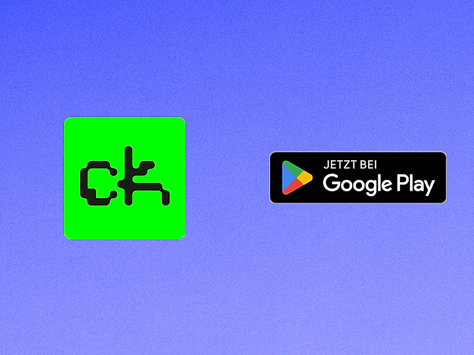 Clubkombinat-Logo neben „Download on the App Store“-Button auf blauem Hintergrund