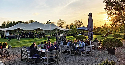 Golf Lounge Resort bei Abendämmerung