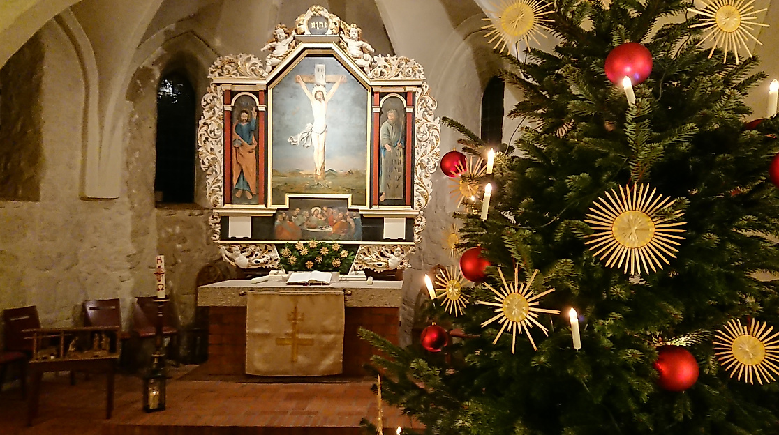 Weihnachtsbaum am Altar der Kirche Alt-Rahlstedt