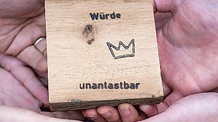 Würdetafel_Hände_Bildrecht Vereine für Menschwürde und Demokratie e.V.