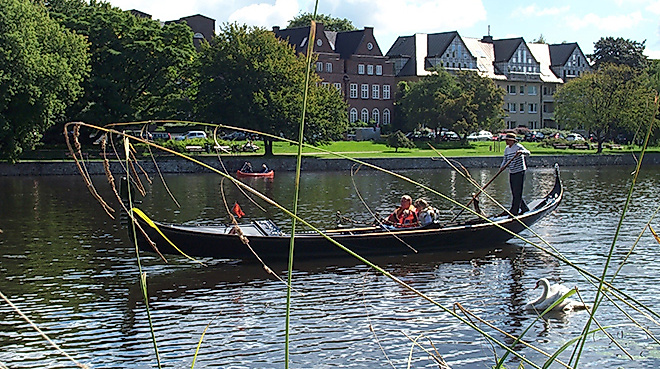 Gondel mit Familie auf den Alsterkanälen