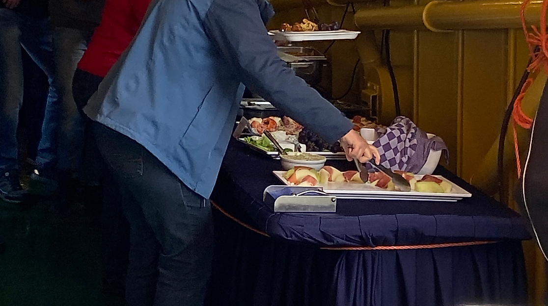 Buffet auf dem Hochseeschlepper ELBE