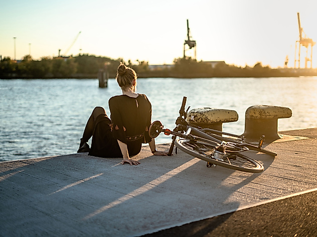 fahrrad_sonnenuntergang_hafen_landungsbruecken_frau_c-simon_adobestock_241398881