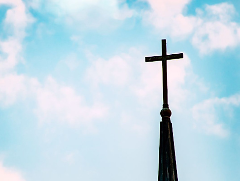 Kirchturm mit Wolken