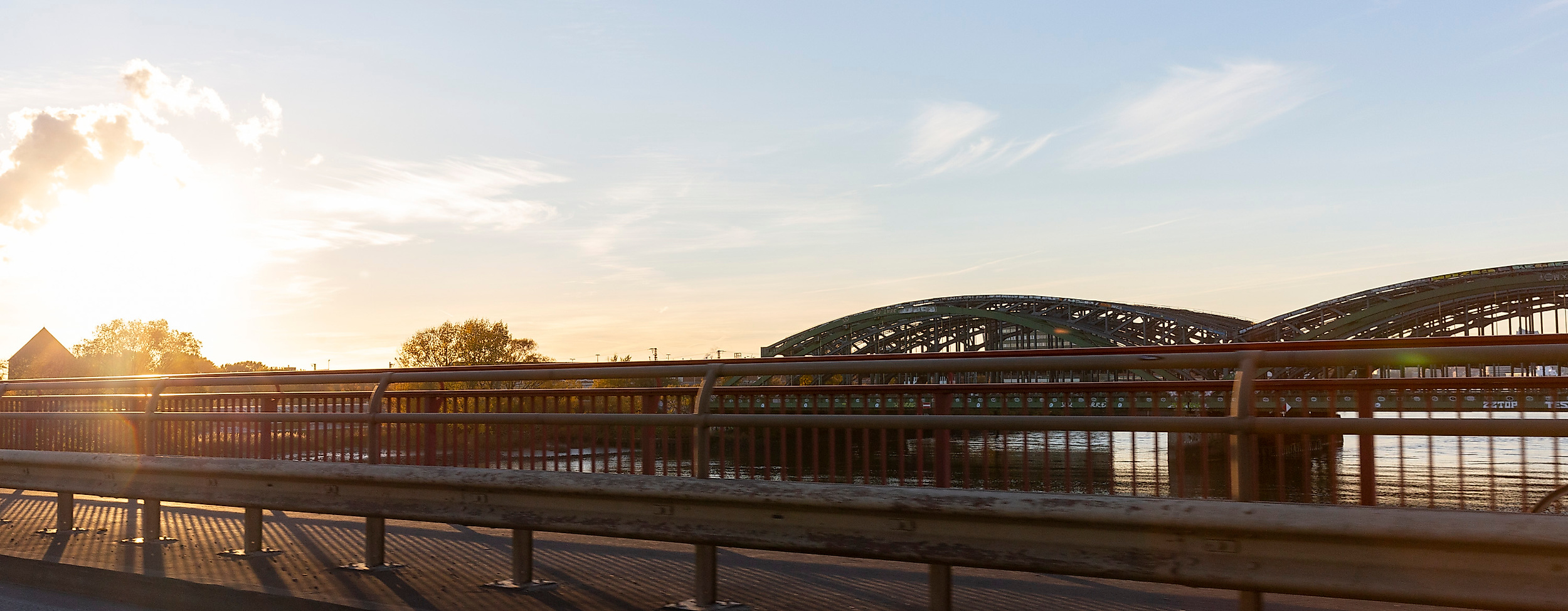 Elbbrücken zwischen Wilhelmsburg und Veddel in Hamburg im Sonnenlicht mit Gleisen und Wasser im Vordergrund