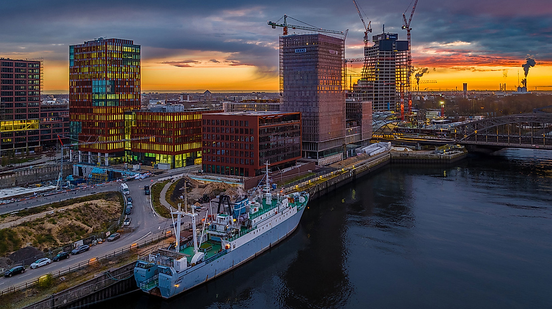 MS Stubnitz bei Sonnenuntergang