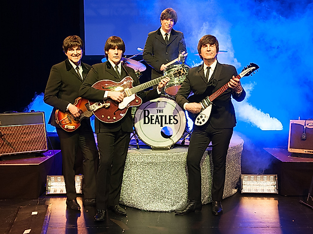 Beatles Band auf der Bühne mit Instrumenten