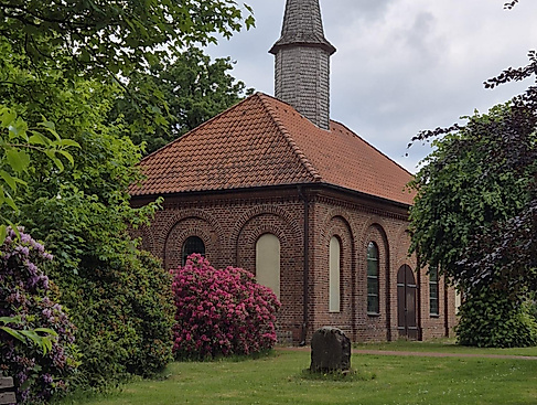 Die weiße Frau auf dem Friedhof