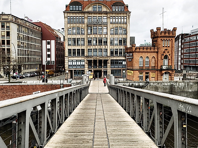 Zugang über Holzbrücke zum Eingangsgebäude des Miniatur Wunderlands in der Hamburger Speicherstadt