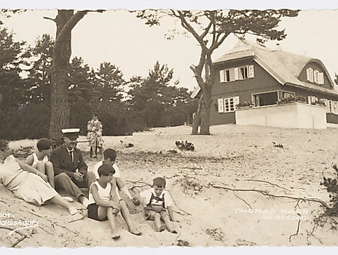Familie Mann in Nidden beim Ferienhaus (Fotopostkarte), 1930