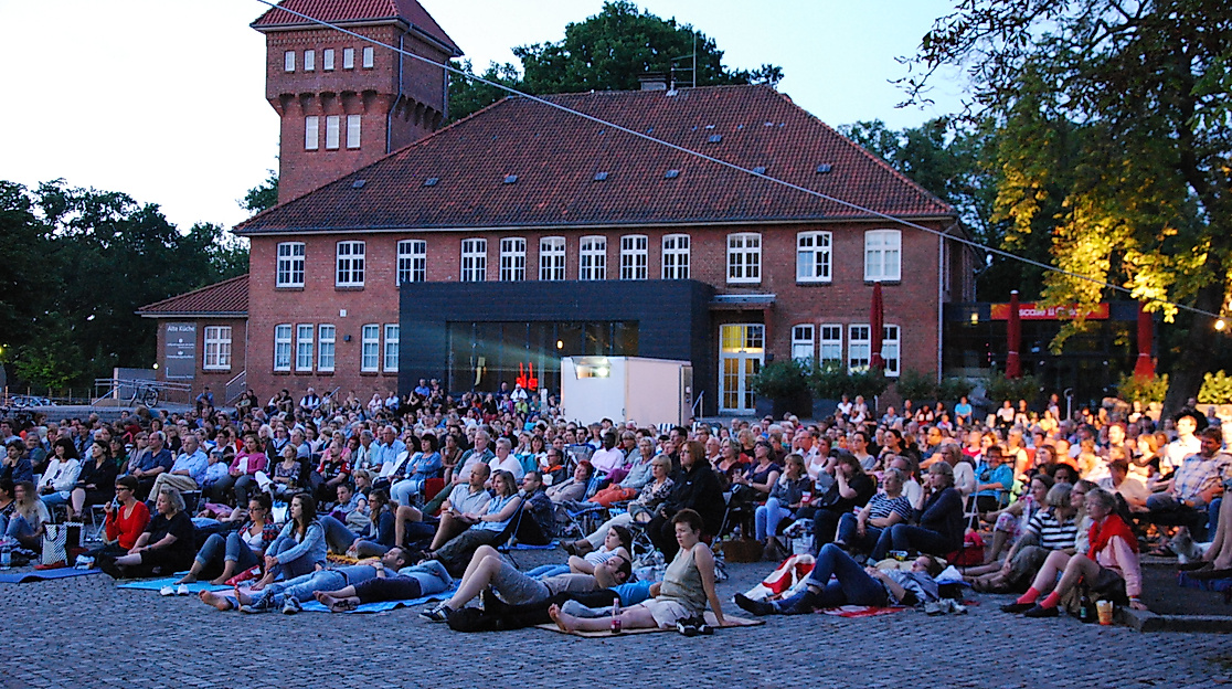 Open Air Kino auf dem Alsterdorfer Markt