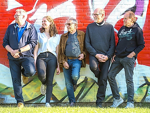 Gruppe vor Graffiti-Wand