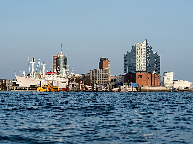 Elbphilharmonie und Cap San Diego