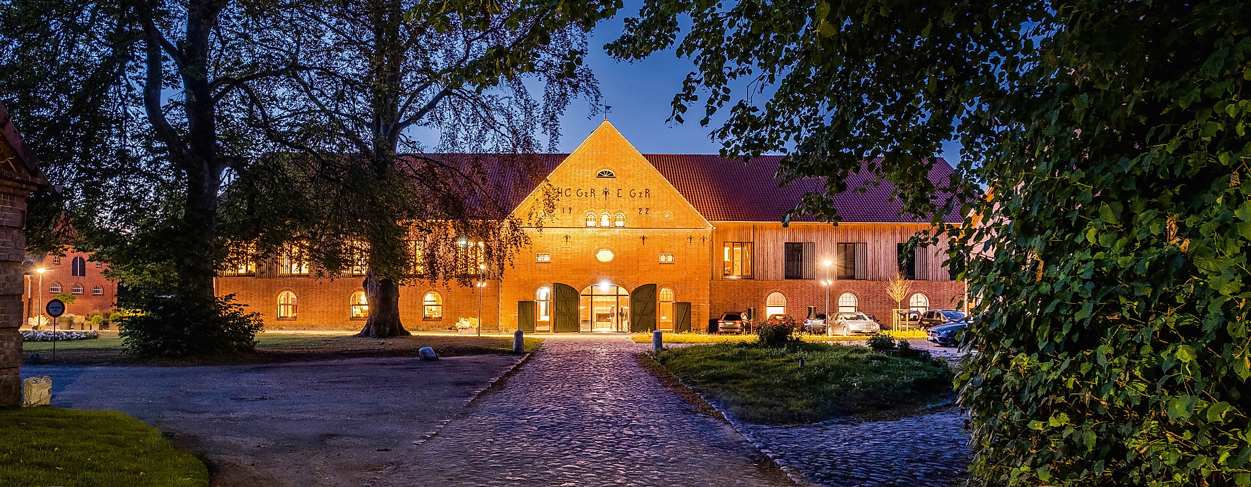 poi-hotel-breitenburg-hausfront_abendfoto-a.haug-web-2500x1500