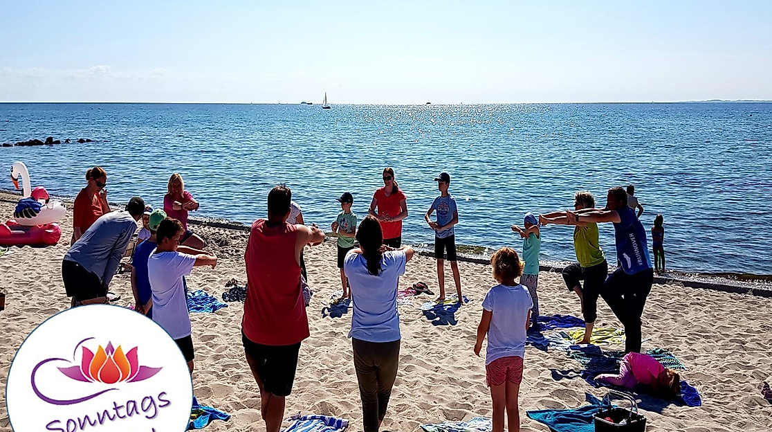 Familienyoga am Strand