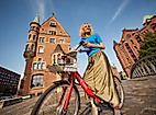Eine Frau auf einem Fahrrad in der Speicherstadt.