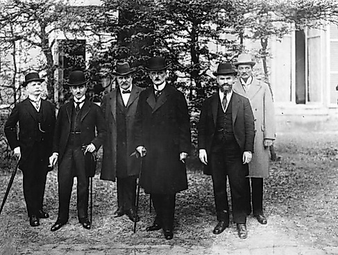 Gruppenbild der deutschen Verhandlungsdelegation für die Friedensverhandlungen in Versailles, Mai 1919, v.l.n.r. Robert Leinert, Dr. Carl Melchior, Johannes Giesberts, Ulrich von Brockdorff-Rantzau, Otto Landsberg und Prof. Walther Schücking (Bundesarchiv, Bild 183-R11112 / Unknown / CC-BY-SA 3.0)