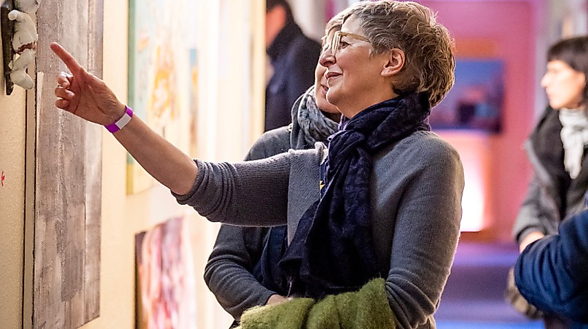 Gäste schauen sich Malerei beim altonale Kunstherbst an