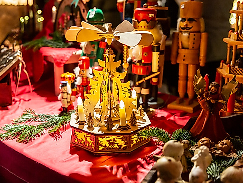 Weihnachtsdekoration auf dem Weihnachtsmarkt