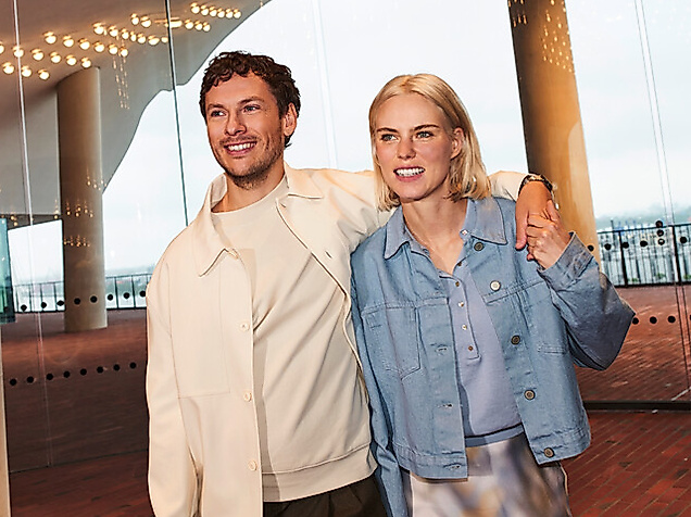 Fröhliches Paar in der Elbphilharmonie Hamburg