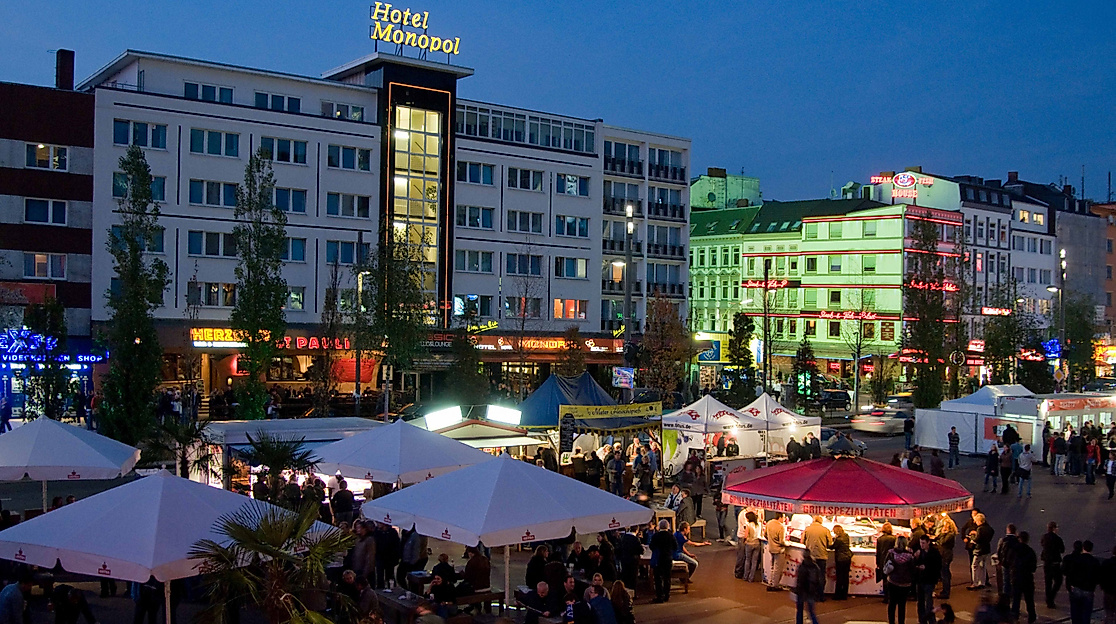 Spielbudenplatz beim Reeperbahn Festival mit Marktständen und illuminierten Gebäuden