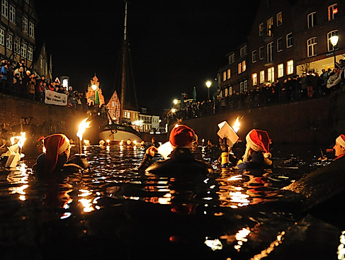 Fackelschwimmen der DLRG