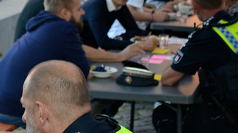 Debatte zwischen Zivilbevölkerung und Polizei