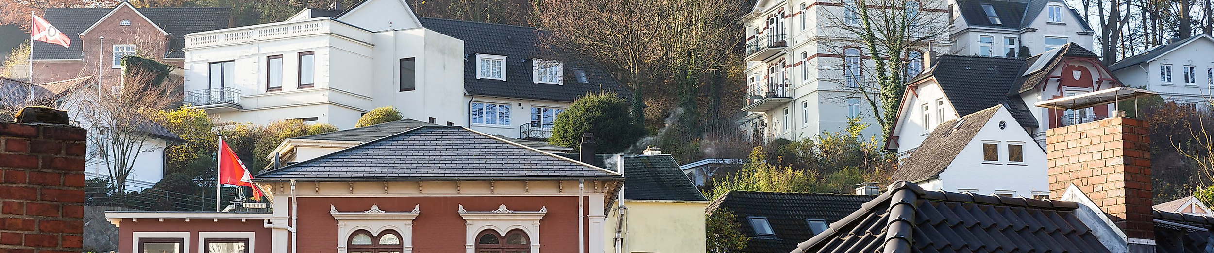 Blick auf weiße Villen und begrünte Hänge im Hamburger Stadtteil Blankenese 