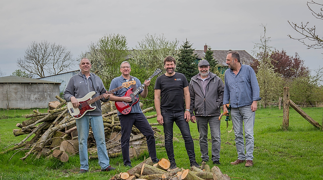 The Earthnuts - Bandfoto auf der Wiese