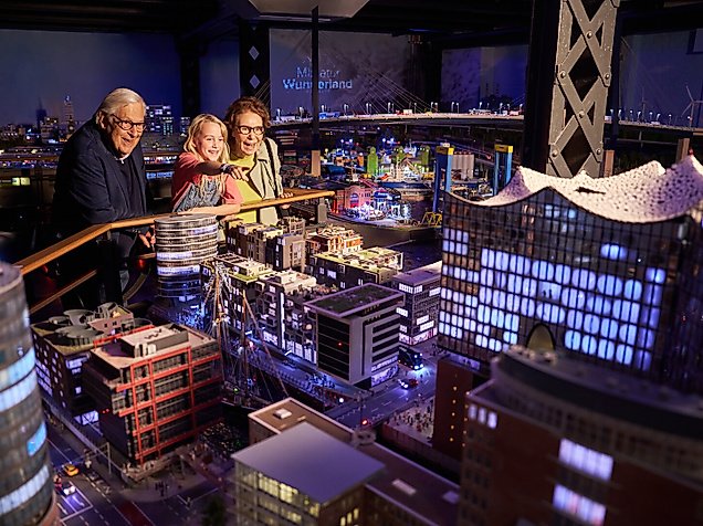 Großeltern mit Mädchen im Miniatur Wunderland