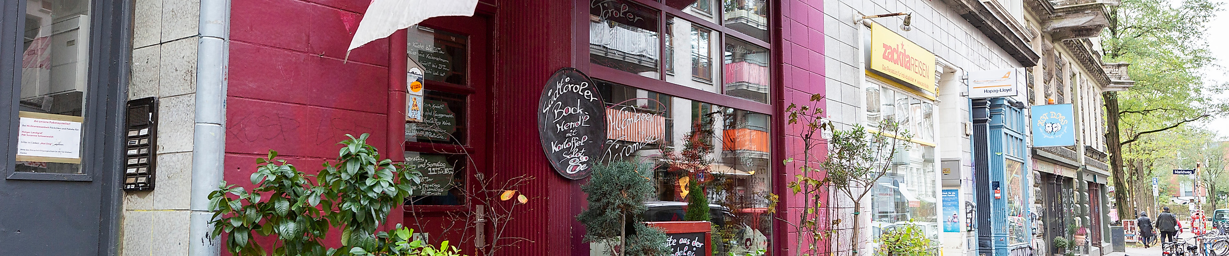 Individueller Laden mit Pflanzen und Deko vor der farbenfrohen Fassade in der Marktstraße Hamburg
