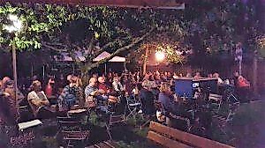 Sommer im Biergarten: Open-Air-Kino mit „Wunderschöner“ und dem Chor stimmt.♪