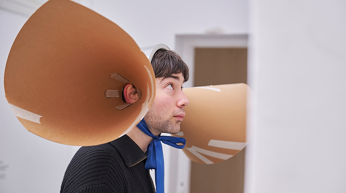 Junger Mann mit "Hörmuscheln"