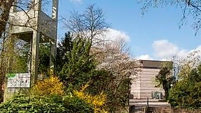 Ansgarturm mit Eingang Kirche