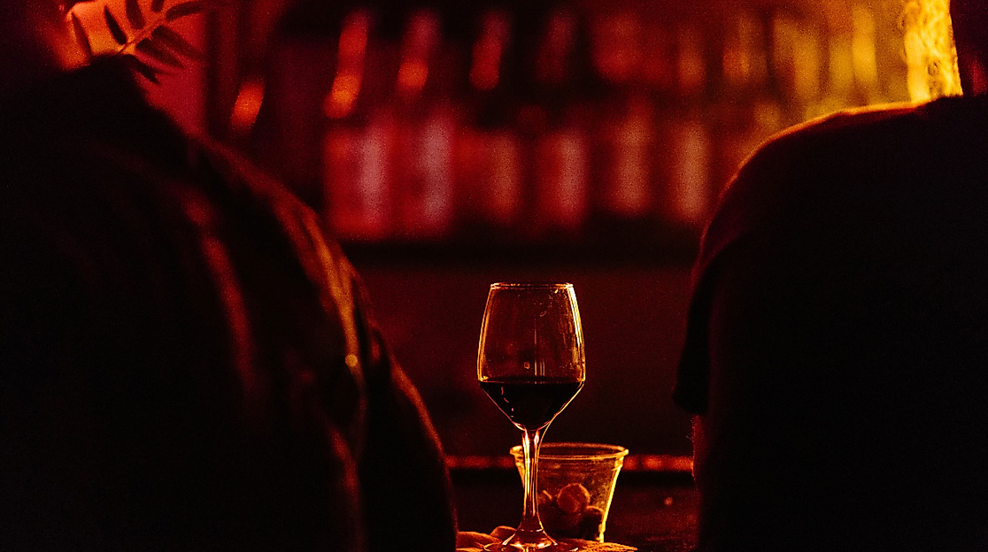 nachtleben-bar1910-c-unsplash-alexander-popov