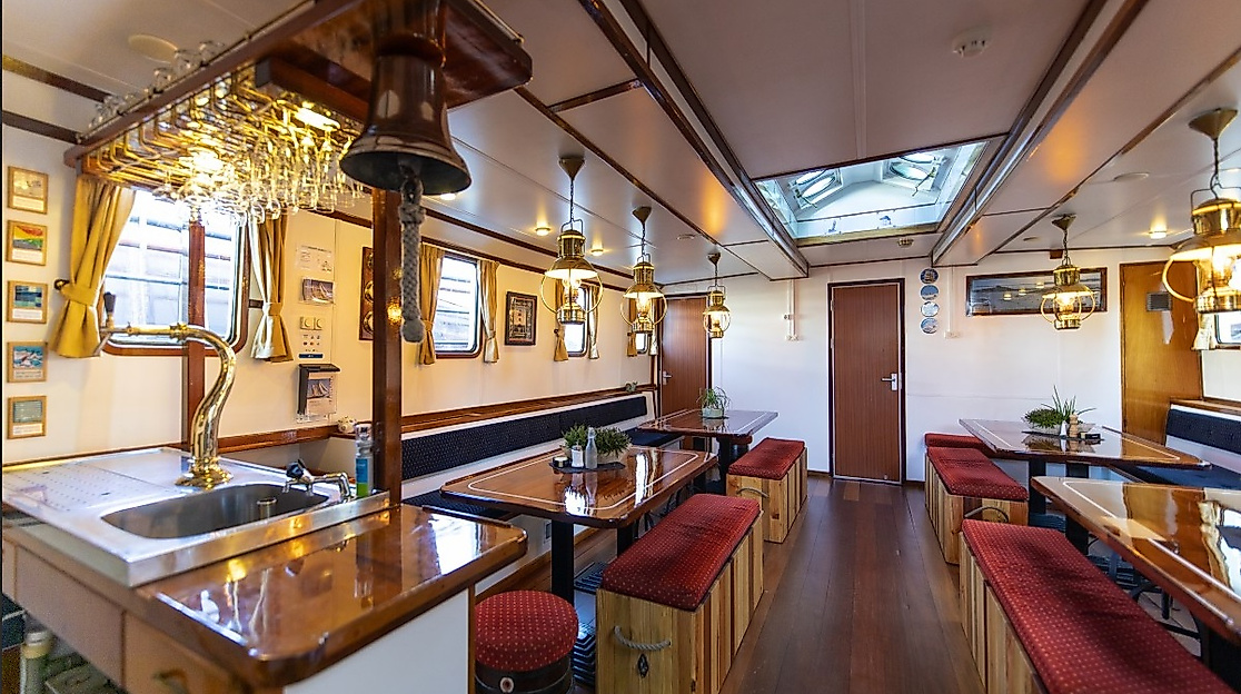 Salon mit Bar auf der Elegant