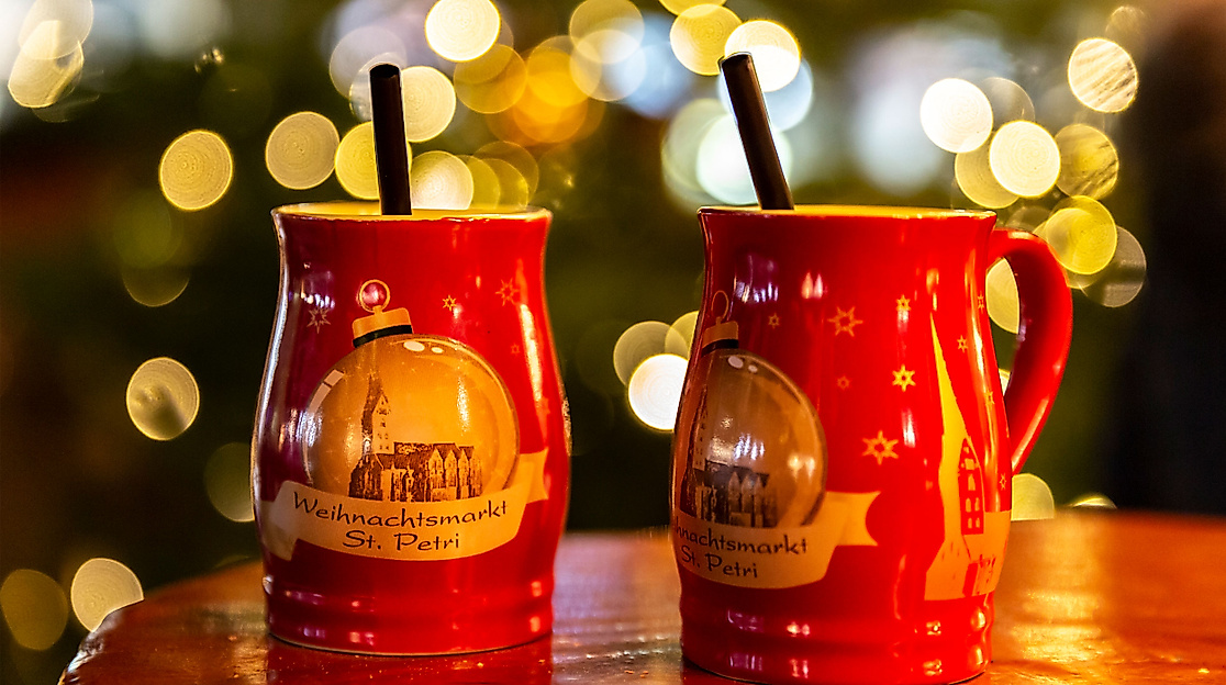 Glühwein auf dem Weihnachtsmarkt an der St.Petri Kirche