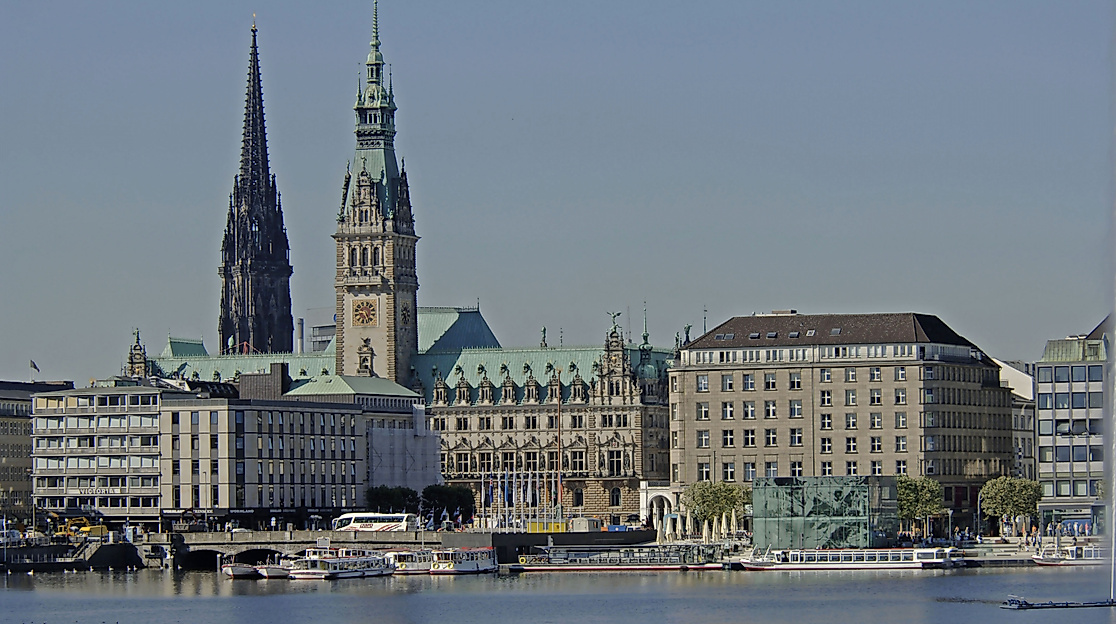 Hamburger Rathaus mit Alsterblick und Nikolaikirche bei klarem Himmel, Blick von der Binnenalster auf die Altstadt.