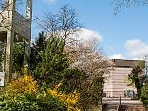 Ansgarturm mit Eingang Kirche