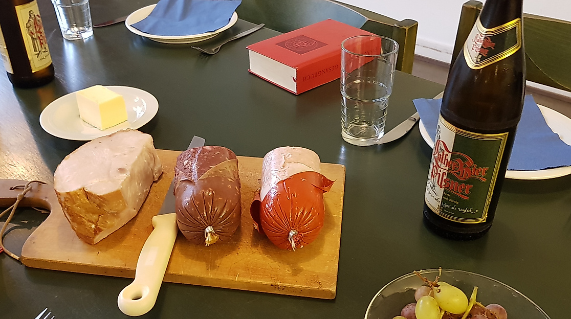 Lutherschmaus - Wurst, Weintrauben, Bier, Gesangbuch
