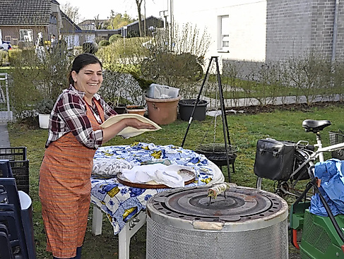 nadja_khnaf_aschur_saml_im_film_beim_brotbacken1500x0-srcset