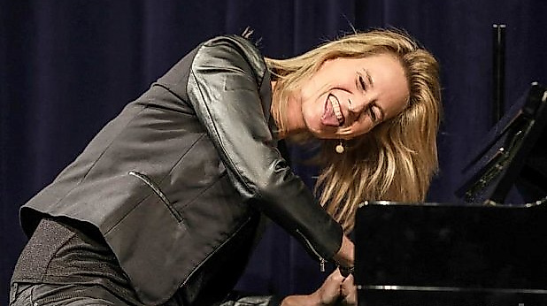 Lucy van Kuhl - "Dazwischen"